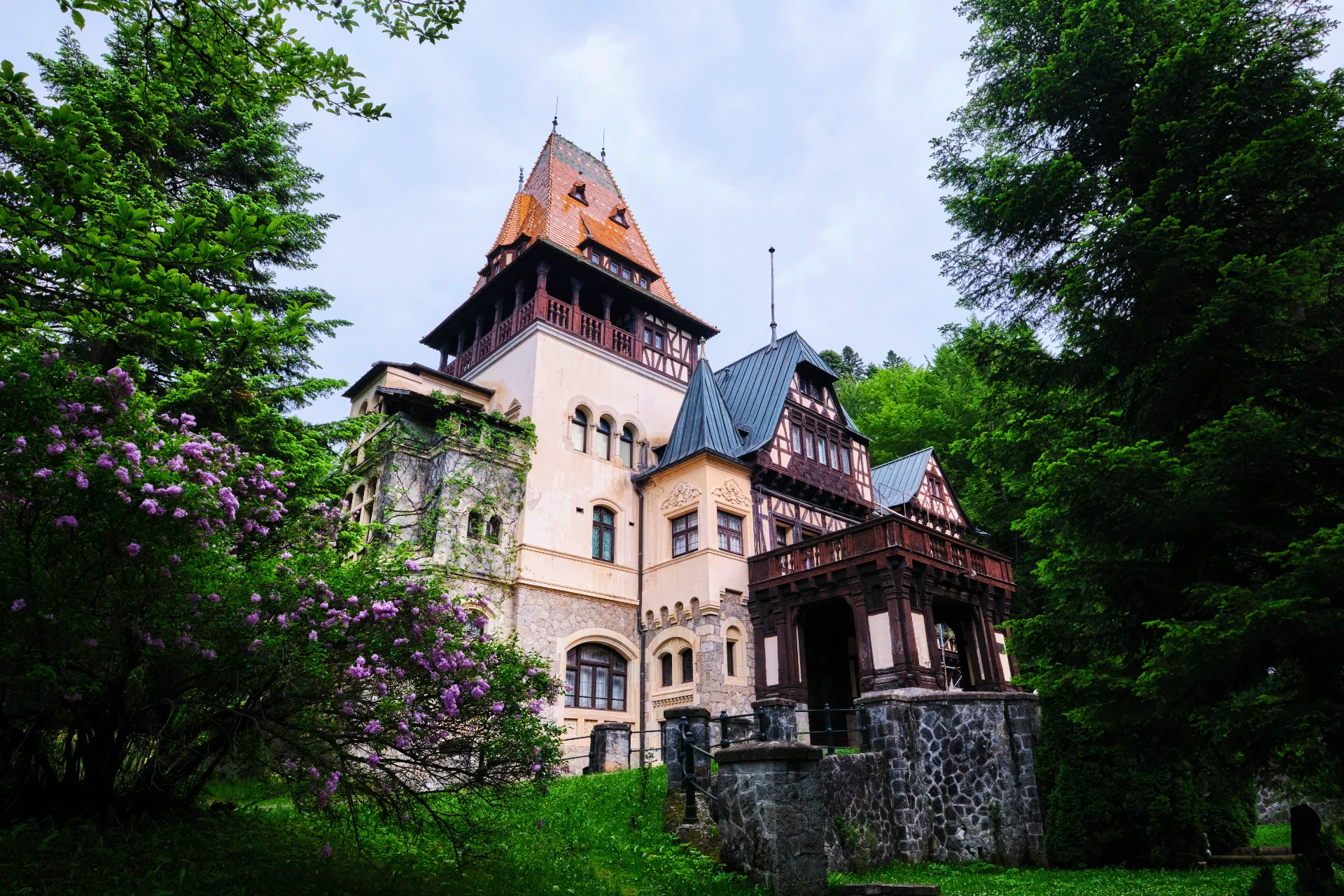 Pelisor Castle in Sinaia Romania 0